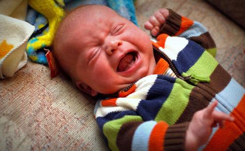 Чому під час годування дитина плаче. Причини, профілактика, рекомендації