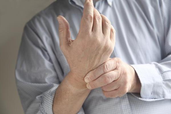 Німіє палець правої руки: причини і наслідки